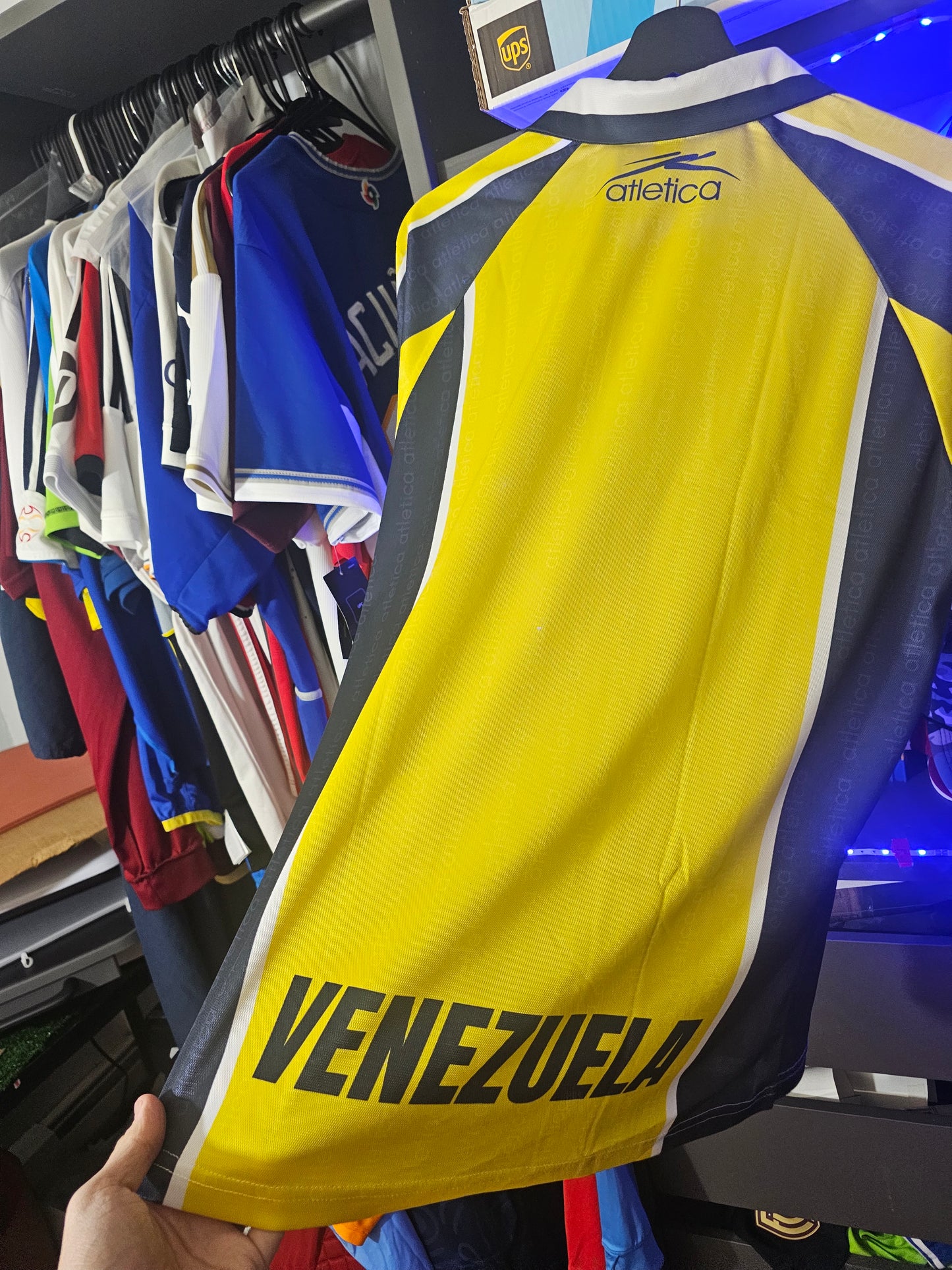 Venezuela 2000 away remake